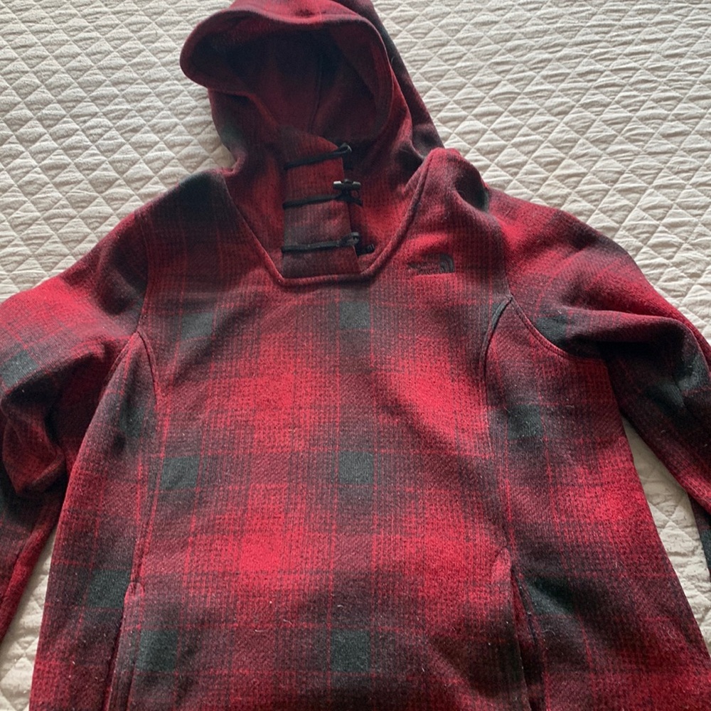 Hooded top with toggle closure